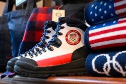 Sepatu resmi kontingen AS di Olimpiade Musim Dingin Beijing 2022 yang didesain oleh Ralph Lauren dipamerkan di New York, pada 19 Januari 2022. (Foto: Invision/AP/Evan Agostini)