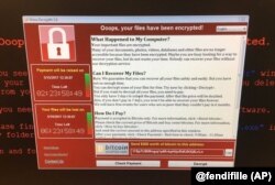 社交媒体上贴出的照片显示受到勒索软件入侵的电脑屏幕上出现的英文信息：“哎哟，你的文件被加密了！”黑客索要价值300美元的比特币，这是一种匿名的网络货币。