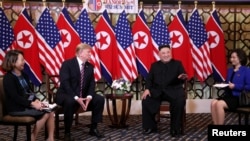 Presiden AS Donald Trump (nomor dua, kiri) bersama Pemimpin Korea Utara Kim Jong-un (dua dari kanan) di Hotel Sofitel Metropole, Hanoi, Vietnam, 27 Februari 2019. 