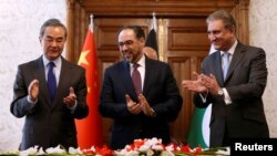 中國外長王毅和阿富汗外長拉巴尼（中）與巴基斯坦外長庫雷希（右）在喀布爾簽署反恐備忘錄後鼓掌。（2018年12月15日） 