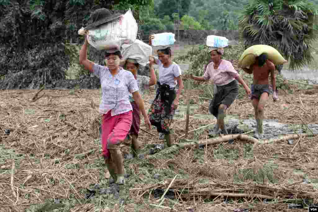 မေကြးတိုင္းေဒသႀကီးေရေဘးသင့္ျပည္သူမ်ား (ဓာတ္ပံု - ကိုစည္သူ ဗြီအိုေအျမန္မာပိုင္းသတင္းေထာက္)