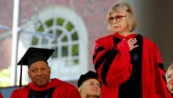 ARHIVA - Džoan Didion prima počasni doktorat na univerzitetu Harvard 4. juna 2009.