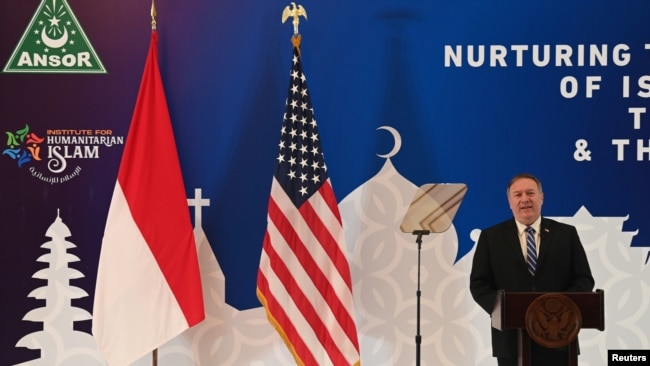美国国务卿蓬佩奥在印度尼西亚向伊斯兰组织“伊斯兰教士联合会”青年派安索青年运动发表讲话。（2020年10月29日）