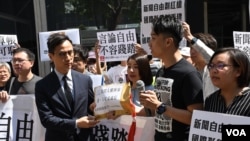 示威者向香港入境處代表遞交請願信。(美國之音湯惠芸拍攝)