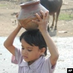 A boy in Bhopal carrying water