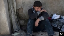 Iračanin plače pored kuće u kojoj je kako tvrdi stradalo njegovih 23 rođaka tokom borbe iračkih snaga i džihadista u zapadnom Mosulu