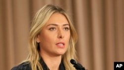 Bintang tenis Maria Sharapova berbicara dalam konferensi pers di Los Angeles (7/3). (AP/Damian Dovarganes)