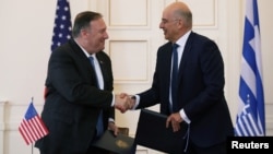 Sekretari amerikan i Shtetit Mike Pompeo dhe Ministri i Jashtëm Nikos Dendias pas nënshkrimit të Marrëveshjes së Ndërsjelltë të Bashkëpunimit për Mbrojtjen (foto REUTERS)