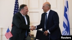 El Secretario de Estado de Estados Unidos, Mike Pompeo, y el Ministro de Relaciones Exteriores griego, Nikos Dendias, se dan la mano después de firmar un Acuerdo de Cooperación de Defensa Mutua en el Ministerio de Relaciones Exteriores en Atenas, Grecia.