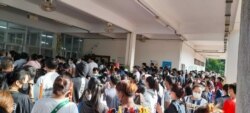 ປະຊາຊົນພາກັນໄປສູນກາງບໍລິການສັກຢາວັກຊີນກັນພະຍາດໂຄວິດ ຢູ່ທີ່ມະຫາວິທະຍາໄລໃໝ່ແຫ່ງນຶ່ງໃນນະຄອນຫຼວງວຽງຈັນ, ວັນທ່ີ 7 ຕຸລາ 2021.