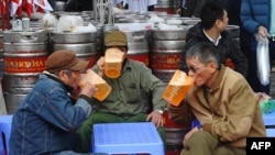 Nam giới Việt Nam đang tiêu thụ rượu, bia ở mức "nguy hiểm".
