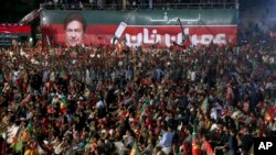 Supporters of Pakistani politician Imran Khan attend his election rally in Karachi, Pakistan, July 22, 2018. 