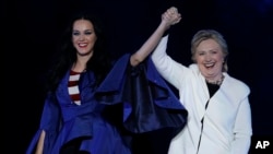 Katy Perry, kenbe men kandida pati Demokrat la pou pòs Prezidan Lèzetazini, Hillary Clinton. 5 Novanm, 2016, nan Philadelphia.