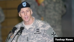 토마스 밴달 신임 미8군사령관이 2일 서울 용산구 미군기지에서 열린 미8군사령관 이·취임식에서 인사말을 하고 있다.