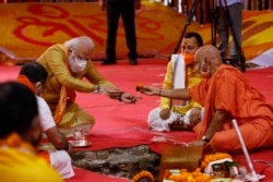 Perdana Menteri India Narendra Modi melakukan upacara peletakan batu pertama sebuah kuil yang didedikasikan untuk dewa Hindu Ram di Ayodhya, India, Rabu, 5 Agustus 2020. (Foto: AP)