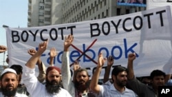 Pakistani Islamists protest Facebook in Karachi on May 20, 2010