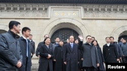 Taiwan's Mainland Affairs Minister Wang Yu-chi (front R) leaves the Sun Yat-Sen mausoleum in Nanjing, Jiangsu province, Feb. 12, 2014. 