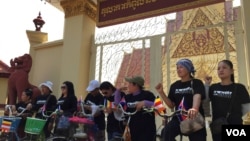 Tep Vanny along with other housing rights activists for Boeung Kak neighborhood gathered at the gate of the Supreme Court in Phnom Penh, Cambodia, Wednesday, March 2, 2016 . (Hul Reaksmey/VOA Khmer) 