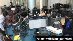 Bapanzi na ndako ya mosala na ONAMA, le 8 mars 2021. (VOA/André Kodmadjingar) 