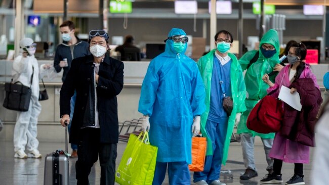 在德国法兰克福国际机场准备搭乘飞机回国的中国旅客。(2020年3月29日)
