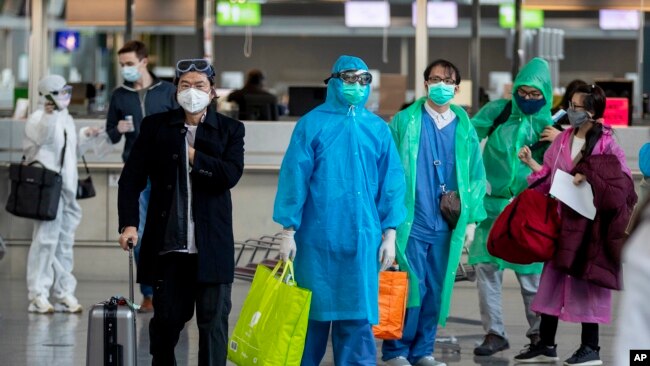 在德国法兰克福国际机场准备搭乘飞机回国的中国旅客。(2020年3月29日)
