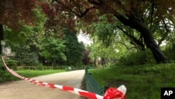 La police a établie un périmètre de sécurité au parc Monceau à Paris, le 28 mai 2016.