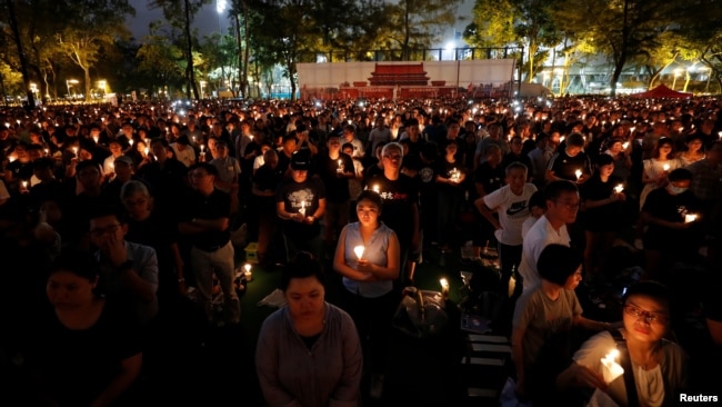 数以万计的民众聚集在香港维多利亚公园，烛光悼念1989年六四屠杀死难者。(2019年6月4日)