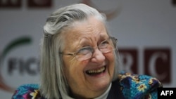 Elinor Ostrom, pemenang Hadiah Nobel Ekonomi, yang juga profesor di Universitas Indiana, dalam sebuah konferensi di New Delhi, India, 5 Januari 2011. Ostrom adalah perempuan pertama peraih Hadiah Nobel Ekonomi. (Foto: AFP)