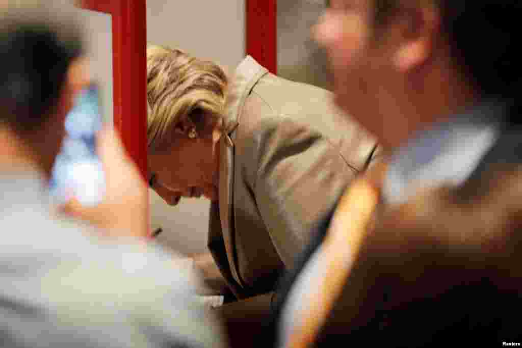 Hillary Clinton, candidate démocrate à la présidentielle américaine, remplit son bulletin de vote à l'école élémentaire Douglas Grafflin de Chappaqua, New York, 8 novembre 2016. 