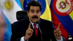 En mayo de 2014, Conatel ordenó suspender el programa 'Plomo parejo', conducido por el periodista Iván Ballesteros, crítico del presidente Nicolás Maduro.