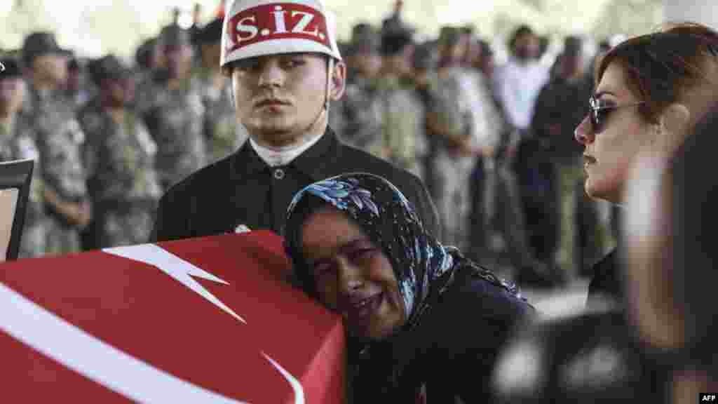 La mère du soldat turc Mehmet Yalcin Nane, penchée sur le cercueil, pleure pendant les funérialles de son filst, le 24 juillet 2015 à Gaziantep, Turquie.