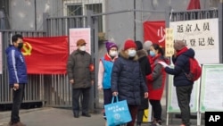 居民在返回北京前接受入城检查。（2020年2月13日）