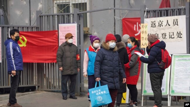 居民在返回北京前接受入城检查。（2020年2月13日）