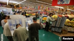 人們在加利福尼亞州的一家食品雜貨店投票。