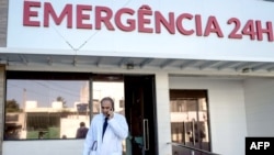 Un service des urgences mobiles en face de l'hôpital Santa Helena à Camaçari, Bahia, Brésil, 29 janvier 2016