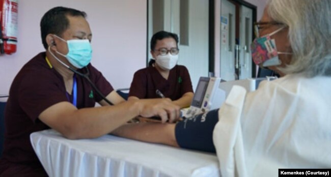 80 tenaga kesehatan lansia menerima vaksinasi COVID-19 di RSUP Fatmawati.(Foto: Courtesy/Kemenkes)