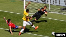 브라질 공격수 조(가운데) 선수가 칠레 골키퍼와 수비수를 제치고 골 넣을 결정적 기회를 놓치는 모습.