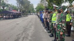 Suasana apel pelepasan tim operasi yustisi dalam rangka peningkatan disiplin dan penegakan hukum protokol kesehatan oleh Polda Sulawesi Tengah, Kamis, 24 September 2020. (Foto : Yoanes Litha/VOA)