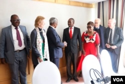 Former U.N. secretary general Kofi Annan with Nelson Chamisa, leader of the main opposition party, the Movement for Democratic Change Alliance in Harare, July 20, 2018. He is accompanied “The Elders” group members Mary Robinson, the former president of Ireland, and Lakhdar Brahimi, an Algerian career diplomat look on. (S. Mhofu/VOA)