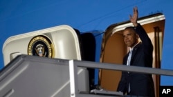 Barack Obama llega al aeropuerto Chopin de Varsovia, Polonia en el inicio de la última gira europea de su presidencia.