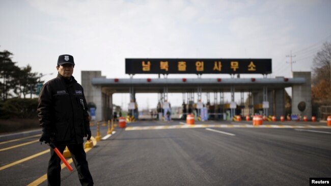 一名韩国保安在朝韩边境通往朝鲜开城工业园区的道路旁执勤。（资料照片） 
