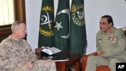 پاکستانی فوج کے سربراہ جنرل اشفاق پرویز کیانی اور افغانستان میں نیٹو افواج کے کمانڈر جنرل جان ایلن (فائل فوٹو)