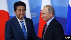 지난해 9월 블라디미르 푸틴 러시아 대통령(오른쪽)과 아베 신조 일본 총리가 블라디보스톡에서 정상회담을 열었다. 