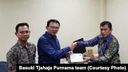 Former Jakarta Gov. Basuki Tjahaja Purnama, known as Ahok, signed some documents before being released from military prison in Depok, Indonesia, Jan. 24, 2019.