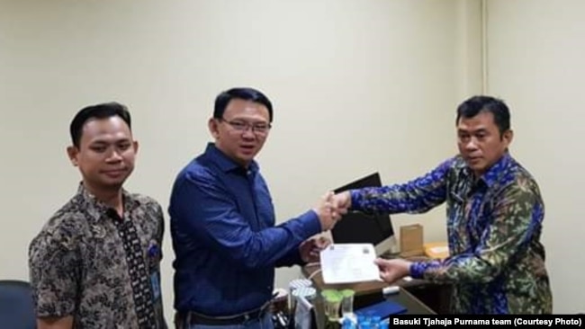 Former Jakarta Gov. Basuki Tjahaja Purnama, known as Ahok, signed some documents before being released from military prison in Depok, Indonesia, Jan. 24, 2019.