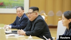 Lãnh tụ Triều Tiên Kim Jong Un gặp gỡ các thành viên của phái đoàn đặc biệt của Tổng thống Hàn Quốc trong một bức hình do Thông tấn xã Trung ương Triều Tiên (KCNA) công bố vào ngày 6 tháng 3, 2018.