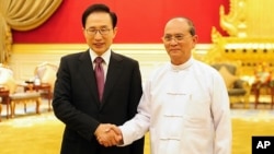 버마를 공식방문한 이명박 한국 대통령(왼쪽)이 14일 오후 네피도 대통령궁에서 테인 세인 대통령과 악수하고 있다.