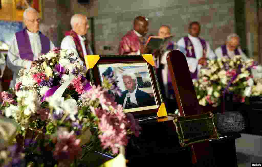 Le cercueil de l&#39;avocat défenseur des droits de l&#39;homme Willie Kimani, qui a été tué avec son chauffeur et son client, lors d&#39;une messe à Nairobi, Kenya, le 8 juillet 2016. Lire la suite ici.&nbsp;