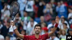 Novak Djokovic célèbre sa victoire aux Masters de Shanghai, Chine, le 10 octobre 2019.