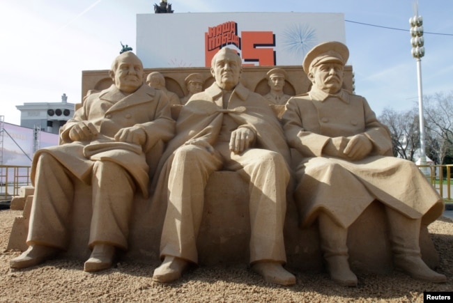 A sand sculpture of (L to R) Churchill, Roosevelt and Stalin sitting together during the Yalta Conference in 1945.